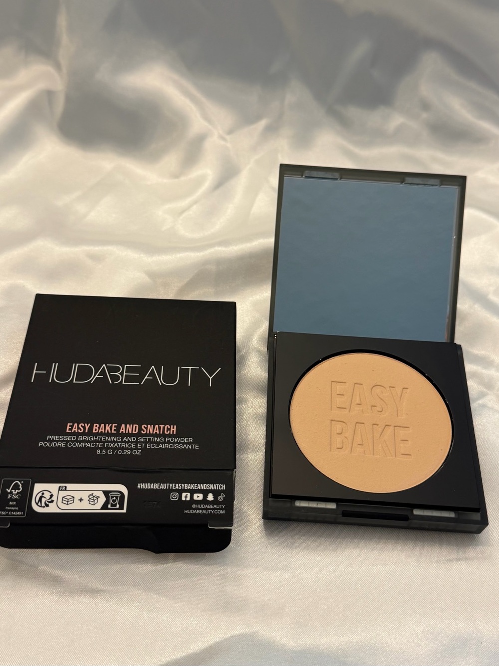 Huda Beauty Easy Bake & Snatch Brightening Pressed Setting Powder PEACH PIE .29